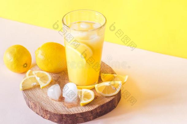 柠檬汽水.喝和新鲜的柠檬.柠檬鸡尾酒和果汁和