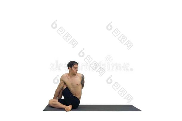 男人开业的瑜伽,伸躯干向白色的背景.