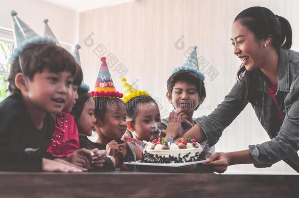 组关于孩子们吹风生日蛋糕采用生日社交聚会s采用g采用