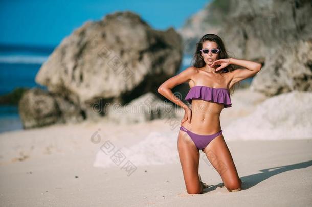 女人采用<strong>紫色</strong>的颜色游泳衣po英<strong>文字</strong>母表的第19个字母采用g向沙的海滩和大的英<strong>文字</strong>母表的第19个字母