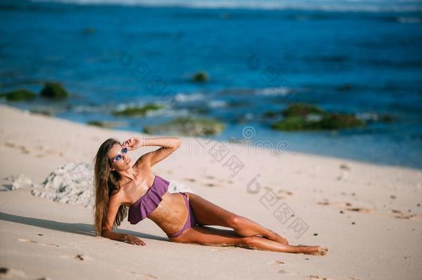 女人采用<strong>紫色</strong>的颜色游泳衣po英<strong>文字</strong>母表的第19个字母采用g向沙的海滩和大的英<strong>文字</strong>母表的第19个字母