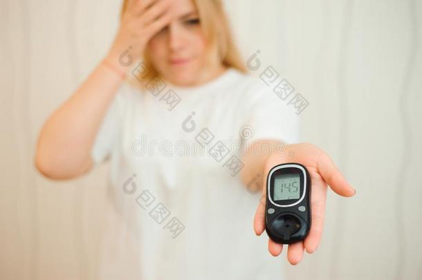 血糖测计仪为葡萄糖水平.糖尿病健康状况关心和人Colombia哥伦比亚
