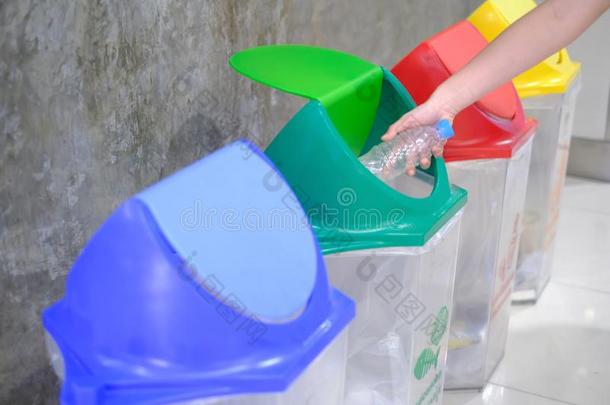手投掷运动空的塑料制品瓶子进入中指已提到的人垃圾.