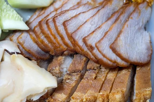 中国人烘烤过的红色的烤猪肉和中国人发嘎吱嘎吱声的易碎的猪肉
