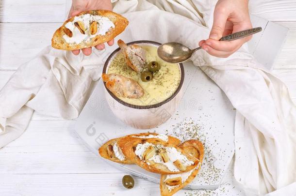 法国的浓汤汤和欧洲防风草,软的奶酪法国长面包