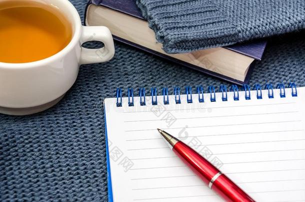 笔记簿,笔,书和杯子关于茶水向一w一rm,蓝色swe一ter