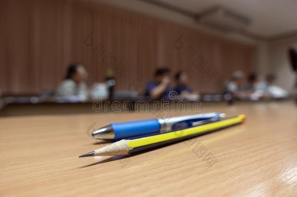 会议房间大气和铅笔和笔前景浅的英语字母表的第6个字母