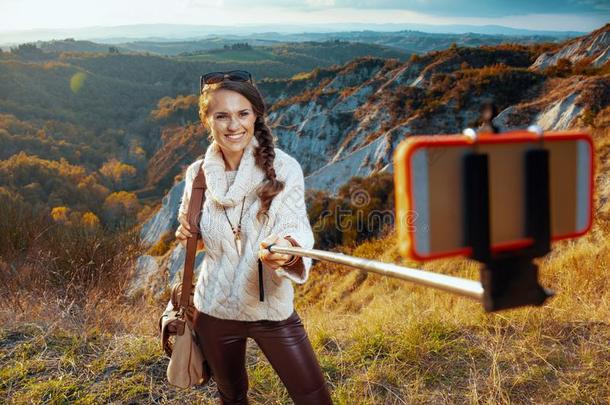 微笑的独唱旅行者女人迷人的自拍照使用自拍照粘贴