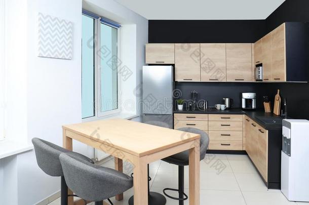 舒适的现代的厨房内部和新的家具