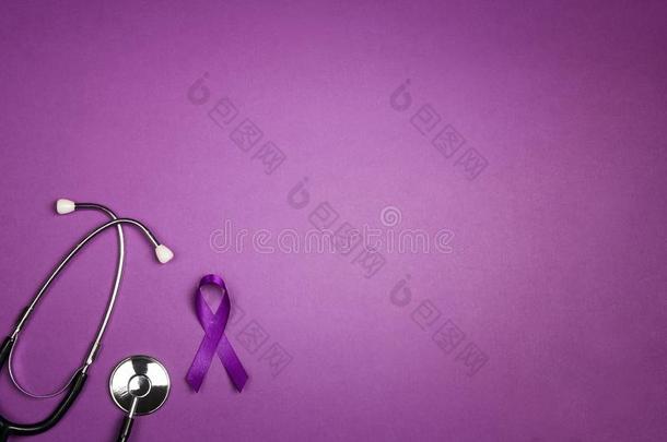 紫色的癫痫察觉带和听诊器和复制品空间