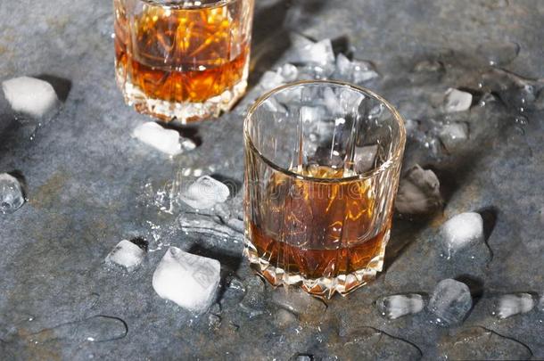 两个老的式的眼镜和威士忌酒和冰立方形的东西向条总数