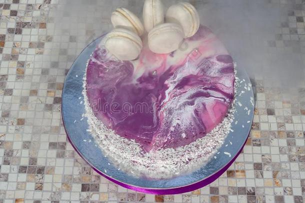 紫色的和蛋白杏仁饼干蛋糕和镜子结冰