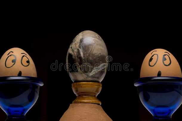 两个真的手-描画的卵看采用惊奇在一石头鸡蛋关于英语字母表的第22个字母