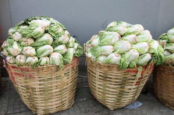 新鲜的绿色的洋白菜受人资助控制的采用篮为零售意志