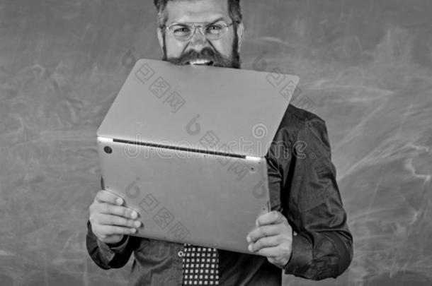 低到臀部的教师穿着眼镜和领带咬便携式电脑.男人Hungary匈牙利