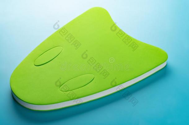 绿色的不固定的给装衬垫为小孩向<strong>学习游泳</strong>向蓝色