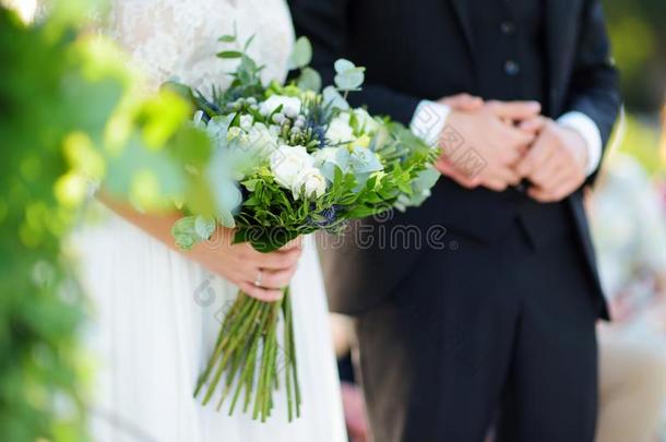 新娘佃户租种的土地一be一utiful婚礼花束在的时候婚礼仪式
