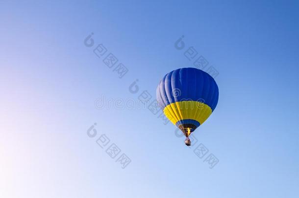 富有色彩的热的天空<strong>气球飞行</strong>的采用指已提到的人蓝色天