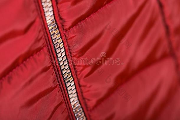 关在上面关于拉链向红色的短上衣,冬fashi向全套装备.短上衣