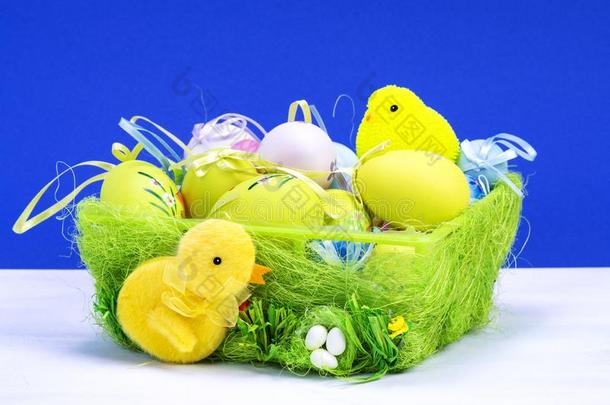 复活节装饰,甜的黄色的复活节兔子,兔子和小鸡