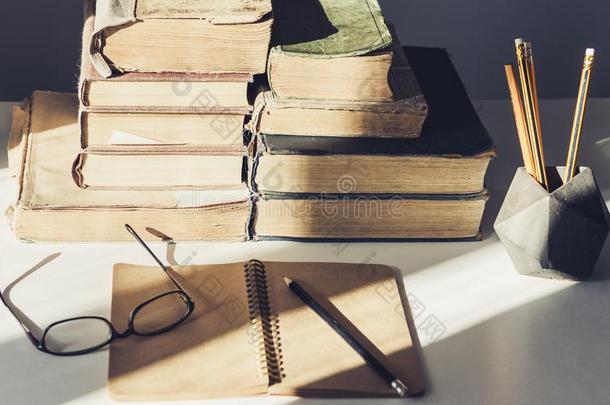 垛关于老的书,教科书,眼镜和铅笔采用关于fice背
