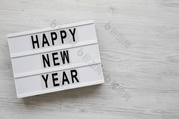 `幸福的新的年`字向现代的板越过白色的木制的后座议员