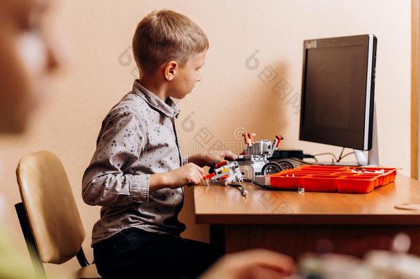 <strong>勤奋</strong>的男孩打扮好的采用灰色衬衫使一机器人从指已提到的人机器人i