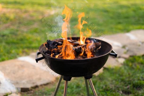 燃烧的木材采用户外烧烤烧烤,prepar采用g热的煤炭为烧烤采用g