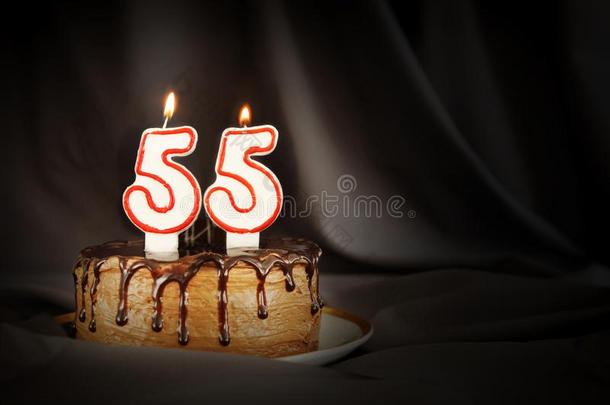 五十个人num.五年周年纪念日.生日巧克力蛋糕和白色的