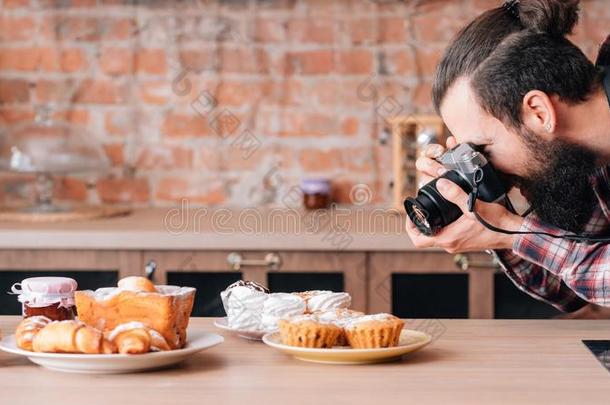 食物摄影师餐后甜食男人照片糕点