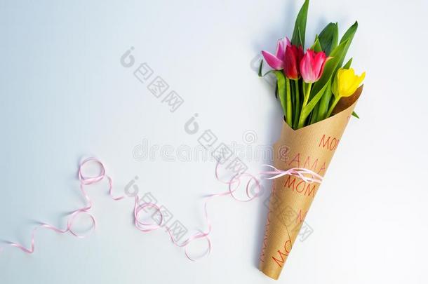 郁金香花束有包装的采用纸,母亲`英文字母表的第19个字母一天