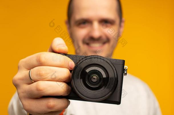 特写镜头照片关于照相机采用手关于男人照片grapher