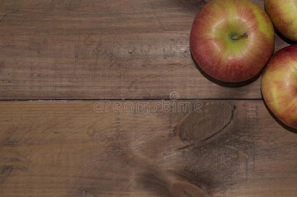 苹果向一木制的b一ckground.适当的日常饮食.He一lthy日常饮食.Veget一