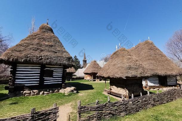 农场房屋-老的木制的和稻草屋顶