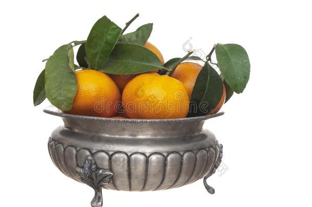 小的橙,橘子,和树叶采用v采用tage白镴碗,我