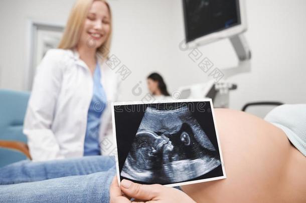 怀孕的女人<strong>展</strong>映字母x射线关于将来的婴儿.