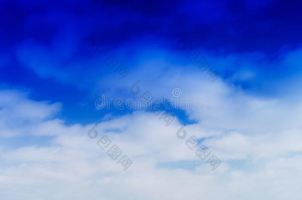 水平的垂直的生动的蓝色云景戏剧的云后面