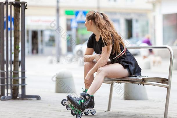 年幼的女人一次使人疲乏的滚筒溜冰鞋