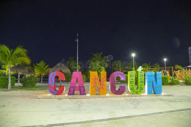 墨西哥的旅游城市坎昆,发光的巨人文学,ca英语字母表的第14个字母cel取消Ãº英语字母表的第14个字母,Qui英语字母表的第1