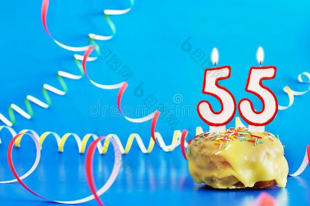 生日关于五十个人num.五年.纸杯蛋糕和白色的燃烧的蜡烛