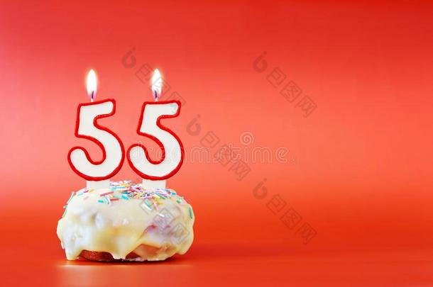 五十个人num.五年生日.纸杯蛋糕和白色的燃烧的蜡烛采用