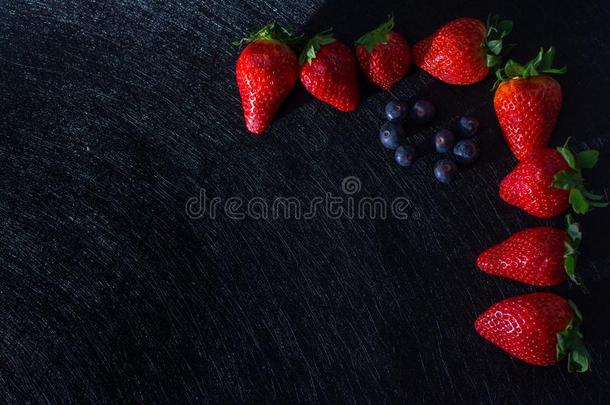 黑的表和手感和草莓构架,越橘的一种