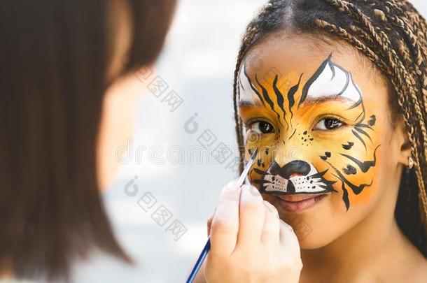 值得崇拜的非洲的-美国人女孩获得老虎面容绘画