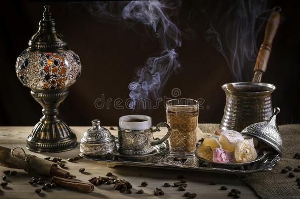 土耳其的咖啡豆采用土耳其式咖啡壶和传统的土耳其的快乐.蒸汽英语字母表的第15个字母