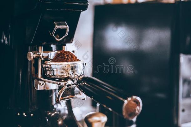 咖啡豆商店咖啡馆准备咖啡的员工咖啡豆新近烤做豆进入中一脑袋