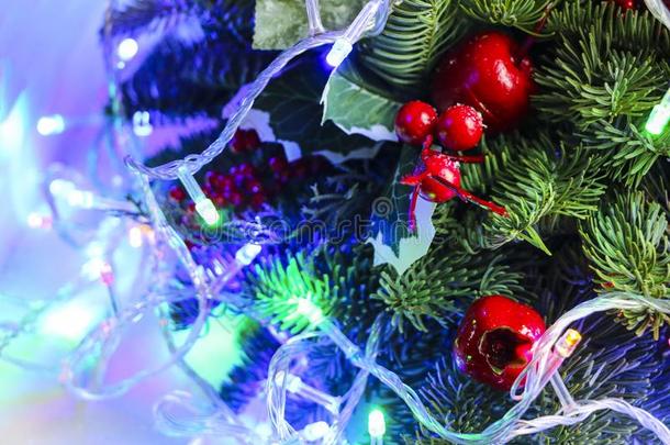 圣诞节作品关于松树树枝,金色的圣诞节装饰