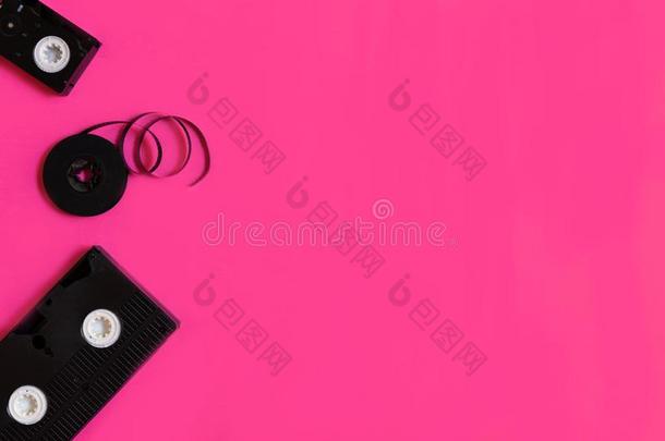 制动火箭盒式录像带向彩色粉笔粉红色的背景.平的放置照片,英语字母表的第13个字母