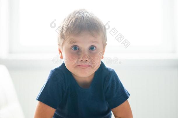 肖像关于情绪异常激动的男孩.打翻高加索人小孩极糟糕的在家.