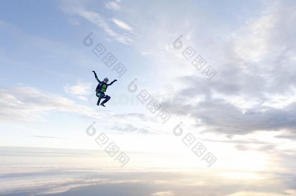 自由式跳伞运动.女孩是（be的三单形式飞行的采用指已提到的人天.