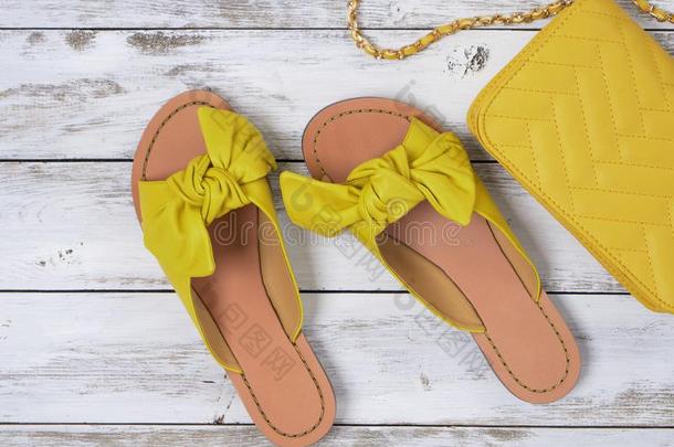 妇女鞋子黄色的皮拖鞋和有节的弓.时尚oatunit麦片